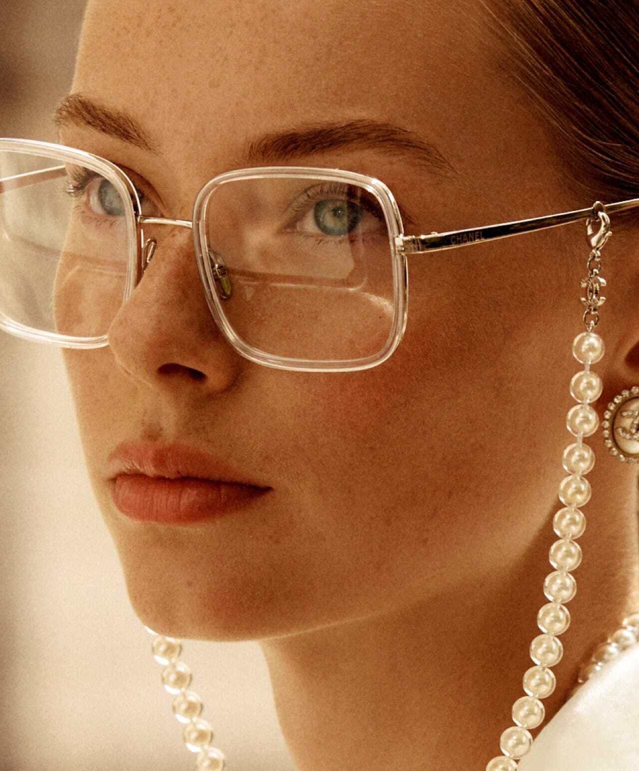 Duże okulary Chanel na modelce.